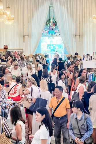 A crowded aisle of shoppers browsing stalls at a previous Design Assembly market